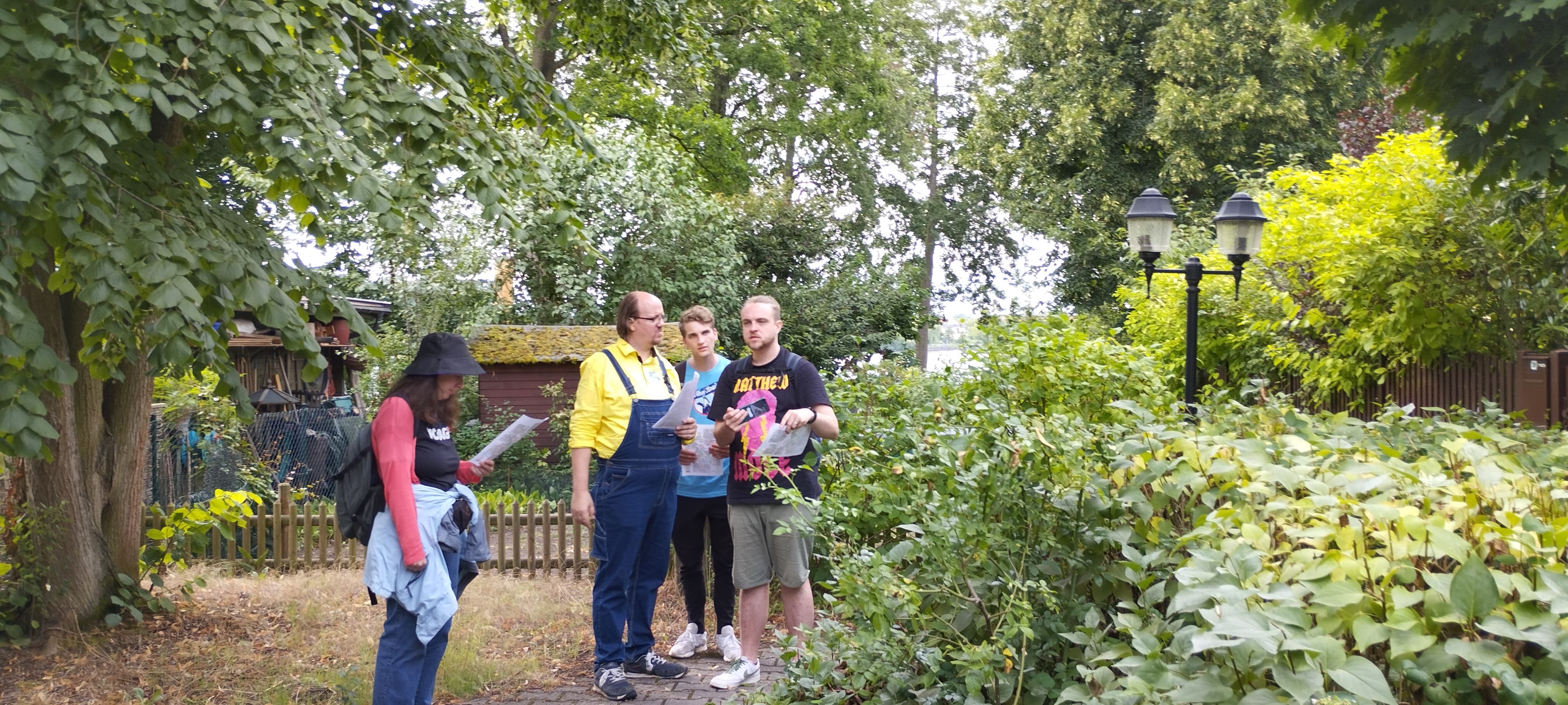 Hier stehen wir hinter dem Haus,direkt im damaligen Drehortgarten