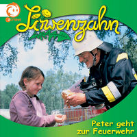 Peter Lustig im Feuerwehr Montur und ein Mädchen